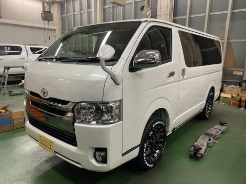 新車ハイエースバン　ダークプライム2　ホワイトパール